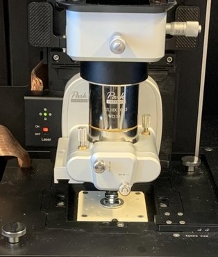 Bild: Scankopf und Probenhalter des ParkSystems NX12